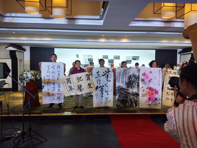 笔墨丹青绘三载 文脉相通架心桥——徐州文化艺术交流协会三周年庆典书画艺委会风采纪实